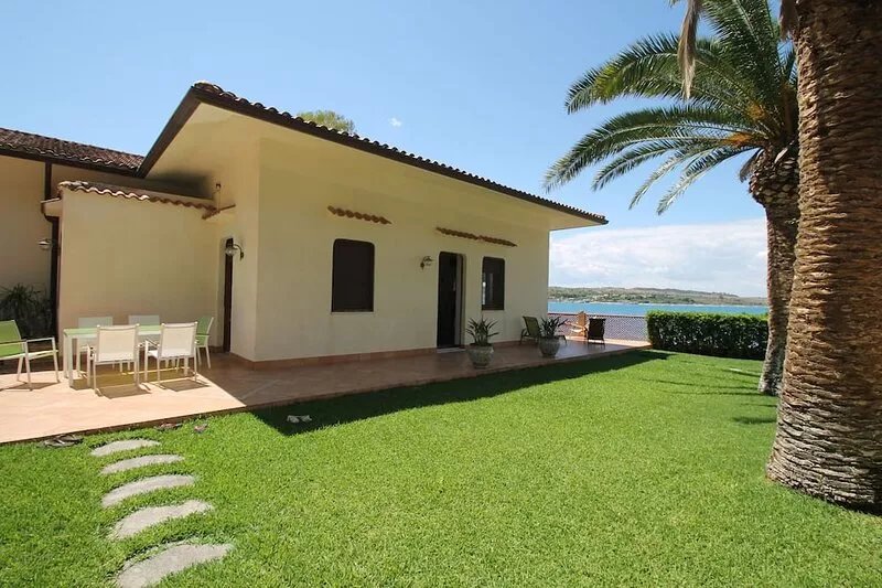 Seaside villa in sheltered bay with spectacular views of Etna