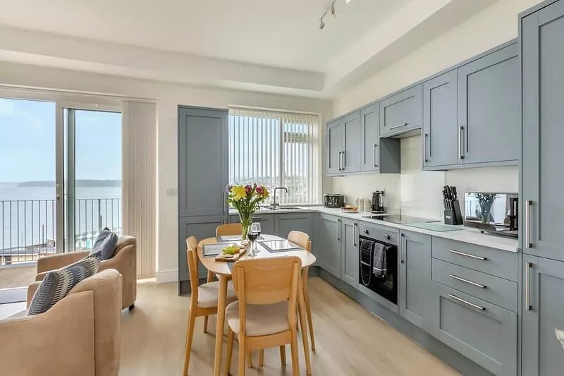 Ideally positioned apartment with large balcony overlooking Goodrington Beach.
