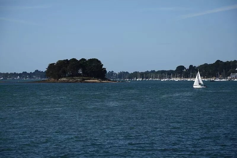1.5km from the Pointe d'Arradon and the sea