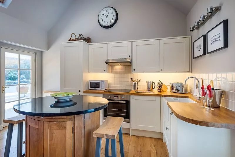 Luxury Hayshed Cottage with hot tub near St Andrews