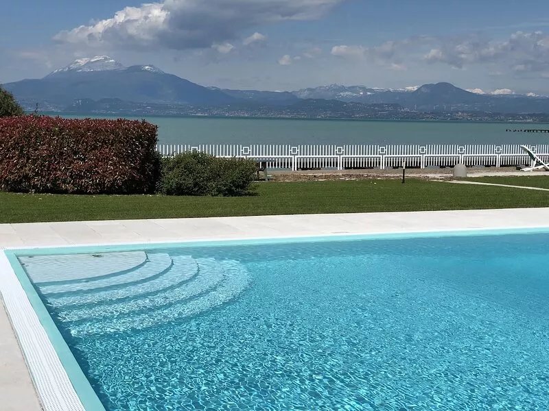 Directly by the lake with swimming pool