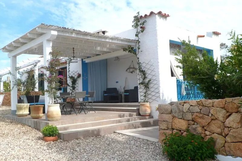 Casa Anna in Cala Ginepro a few steps from the sea