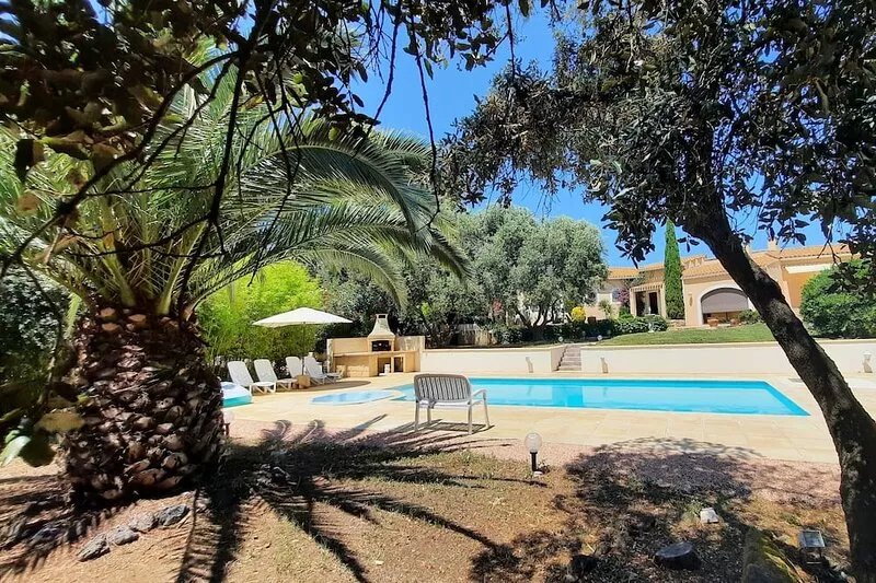Villa in secure area of 3400m2 with swimming pool