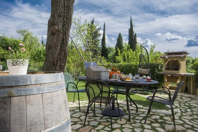 Apt. With garden - 1 bedroom (2 km from the Center). Free parking