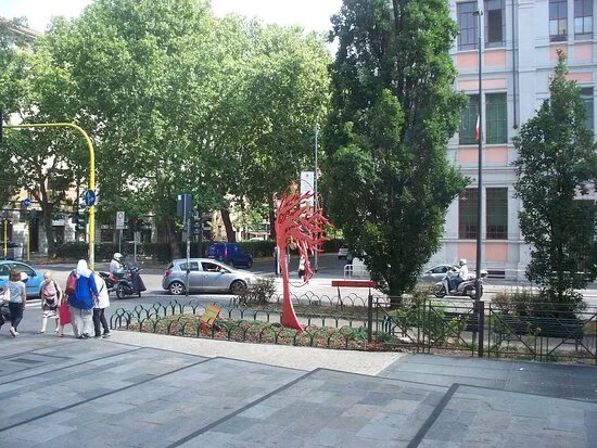 L'Albero Rosso monumento alle donne milanesi