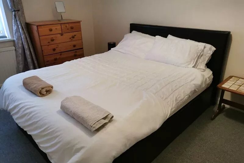 West Stret Retreat.  Cozy 2 bedroom house near shops and train station.