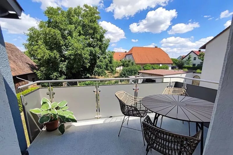 Renoviertes Polizeigebäude mit Balkon, Bahnhaltestelle, 6km Nach Rothenburg odT