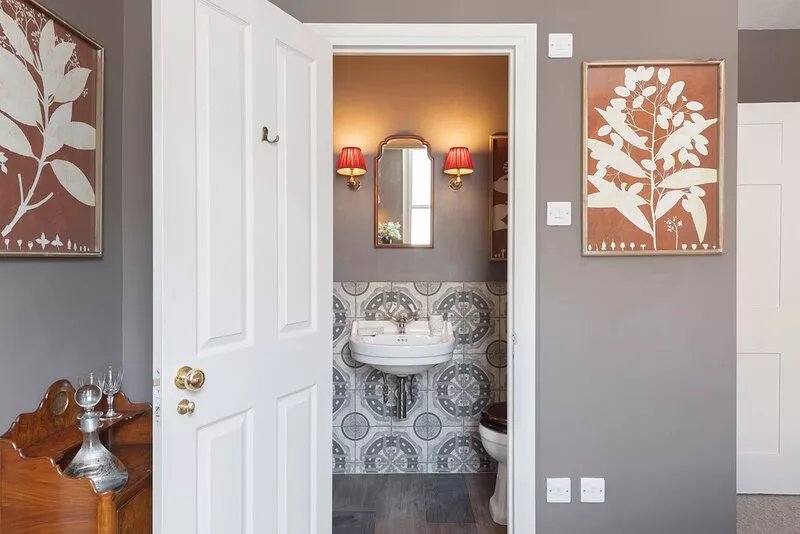 Art Deco Apartment in vibrant city neighbourhood with private parking space