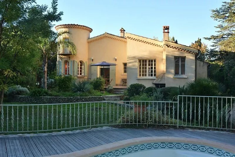 Villa in an enclosed 3608 sq ft garden planted with trees