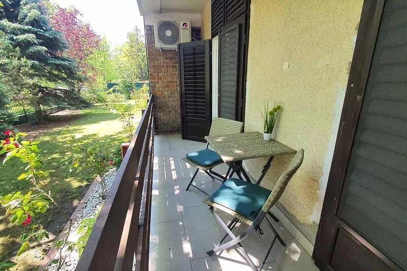 Holiday apartment just a short jump from the water