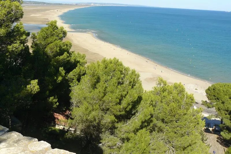 Standing building, swimming pool, 5 minutes from the sea.