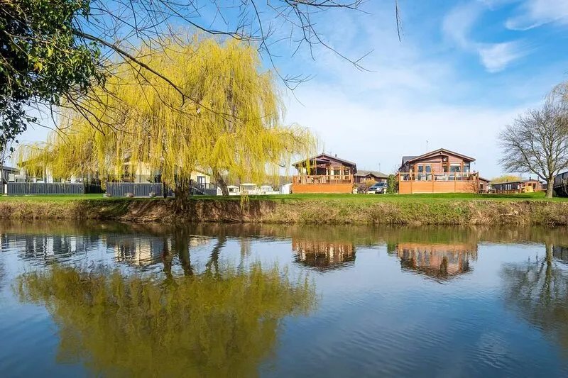 Kingfisher lodge with wonderful river views just 1 mile from Stratford upon Avon