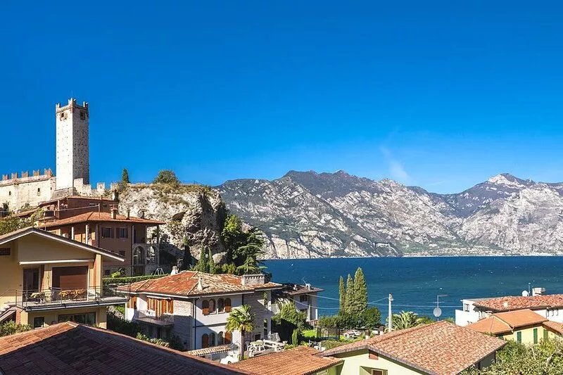 Al vecchio frantoio in the center of town with beautiful lake views, near beach