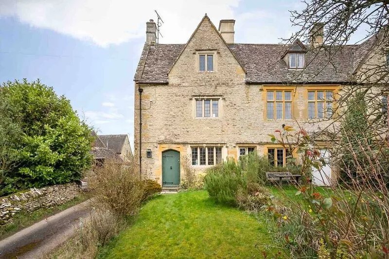 SHENLEY, pet friendly, character holiday cottage in Broadwell