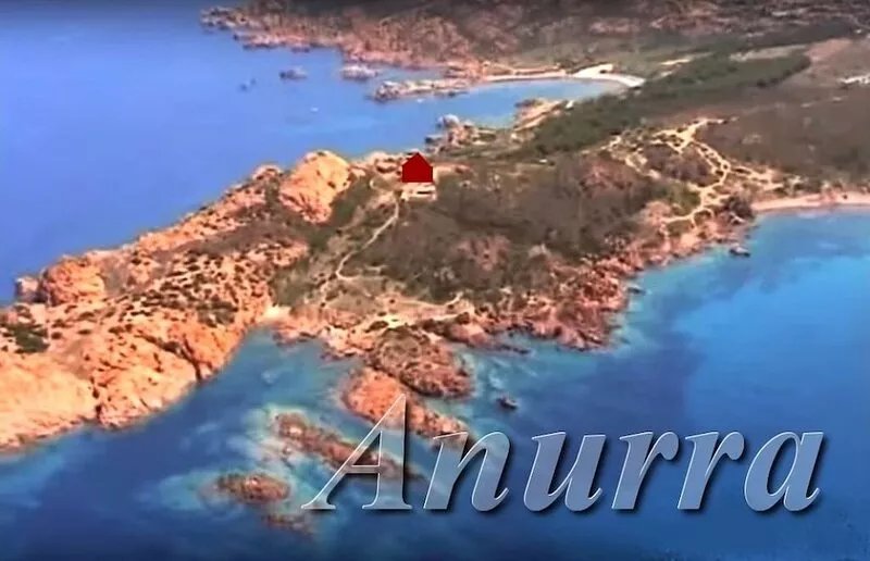 Small villa by relax, surrounded by the sea, 70 meters from the beach