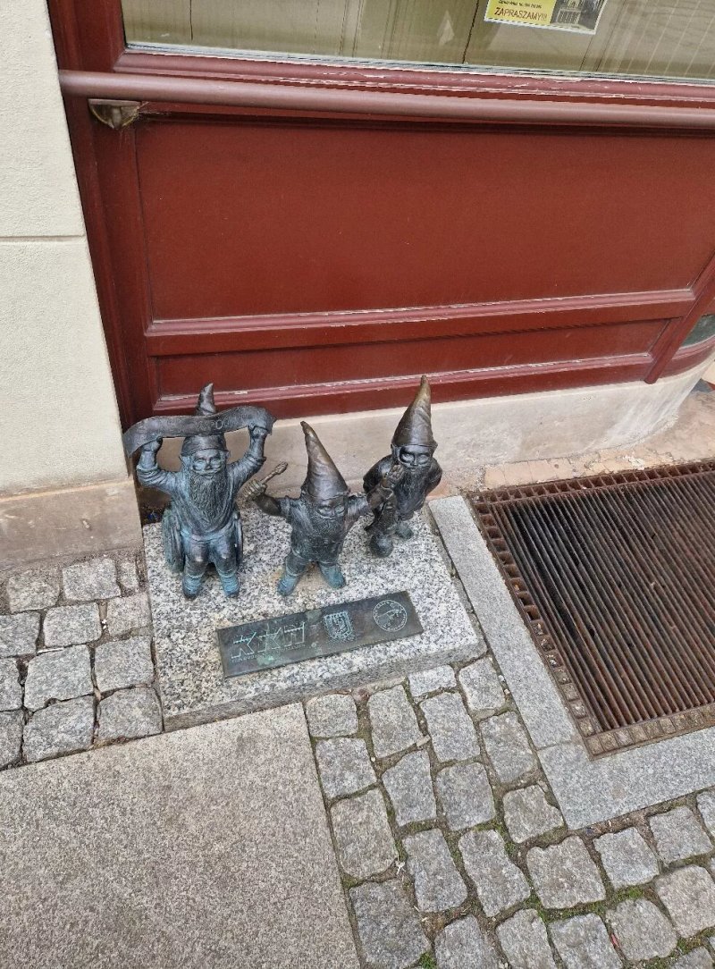 Krasnal Kibice Statue (Wroclaw Dwarf Statue)