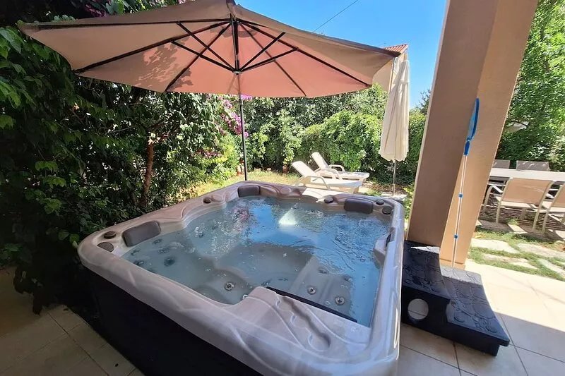 App with jacuzzi, fitness near old town