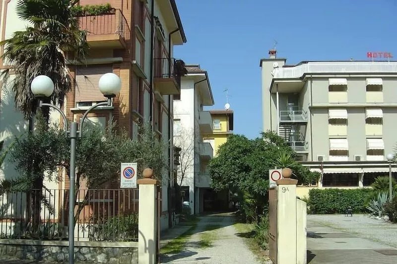 A spacious apartment with covered car parking 100m from the beach