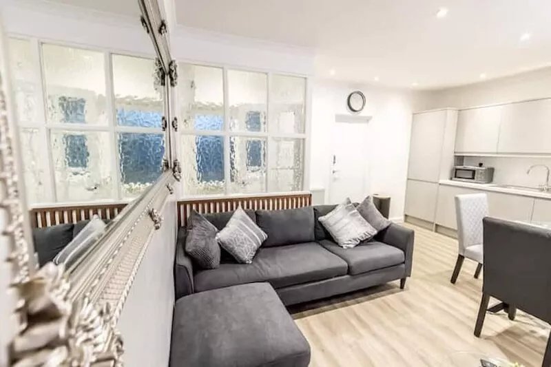Stunning Two Bedroom with Two en-suites, Free Parking, Pet Friendly