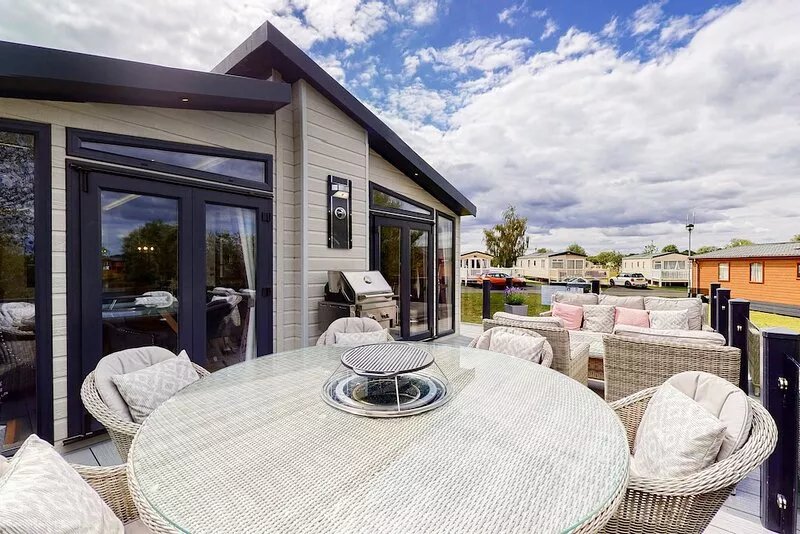 Tattershall VIP Lodge - Sleeps 6 - Terrace with private hot tub