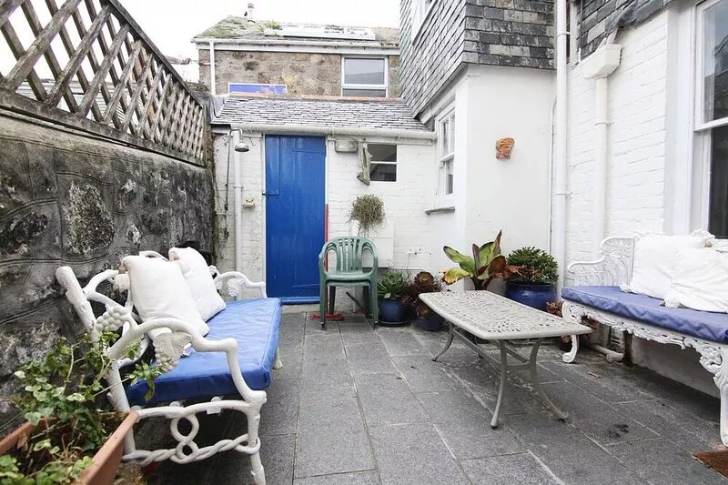Lovely roomy house * 4 bedrooms * sea views * near beaches* courtyard* parking