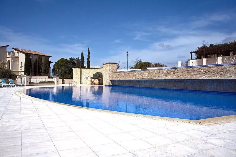 Aphrodite Hills Apartment with a private garden & a communal pool L01