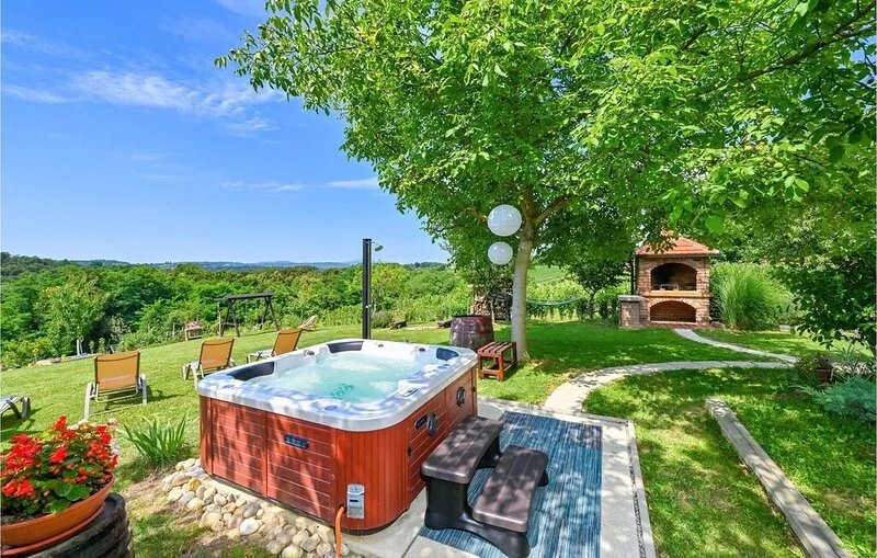 Pet friendly home in Jalzabet with jacuzzi