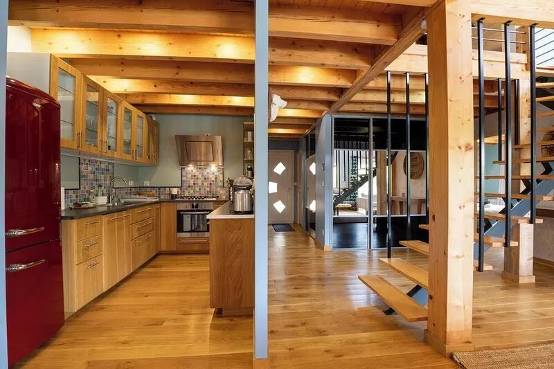 Outstanding wooden villa, fully equipped, pool; near lake, sea and shops.