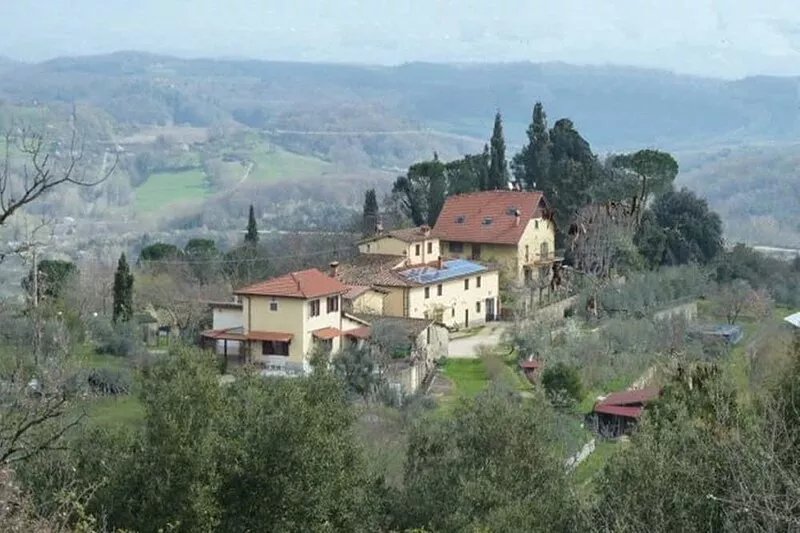 detached house in the small hamlet of 4 buildings in the Tuscan countryside at