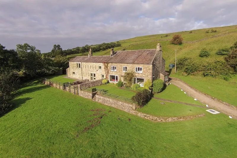 DEERCLOSE WEST FARMHOUSE, pet friendly, with open fire in Horsehouse