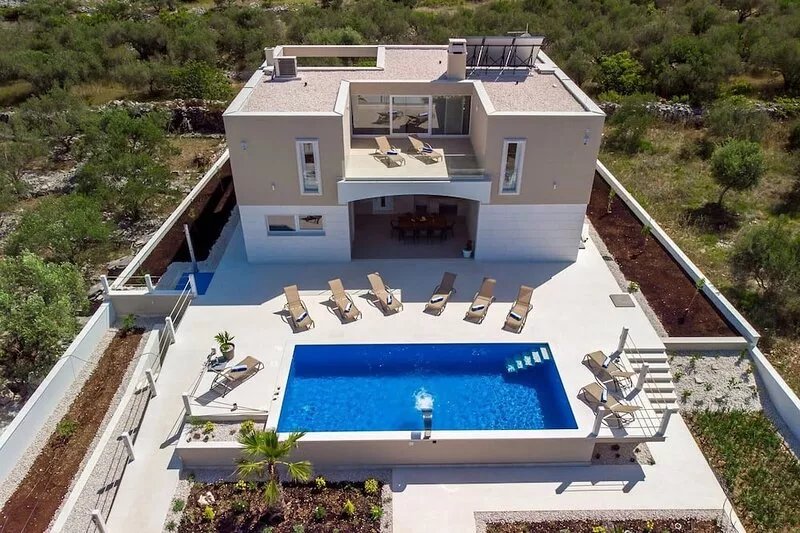 Luxury villa  Hileja with heated pool , 15 km from airport. 14 people capacity