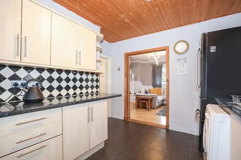 Beautiful 4 Bedroom Cottage - Free Parking