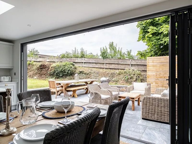PORTHILLY GREYS, pet friendly, country holiday cottage in Rock