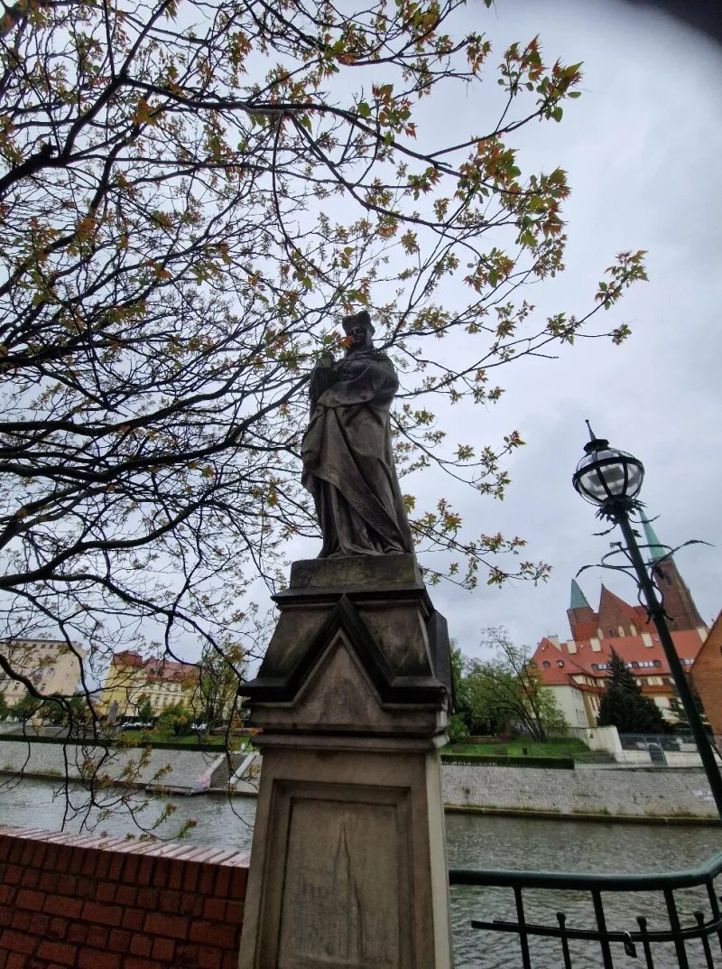 Statue St. Jadwigi Slaskiej