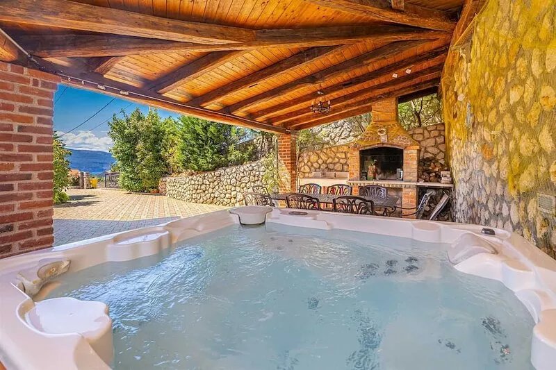 Luxury villa RUSTICA with private pool, jacuzzi and outdoor sauna