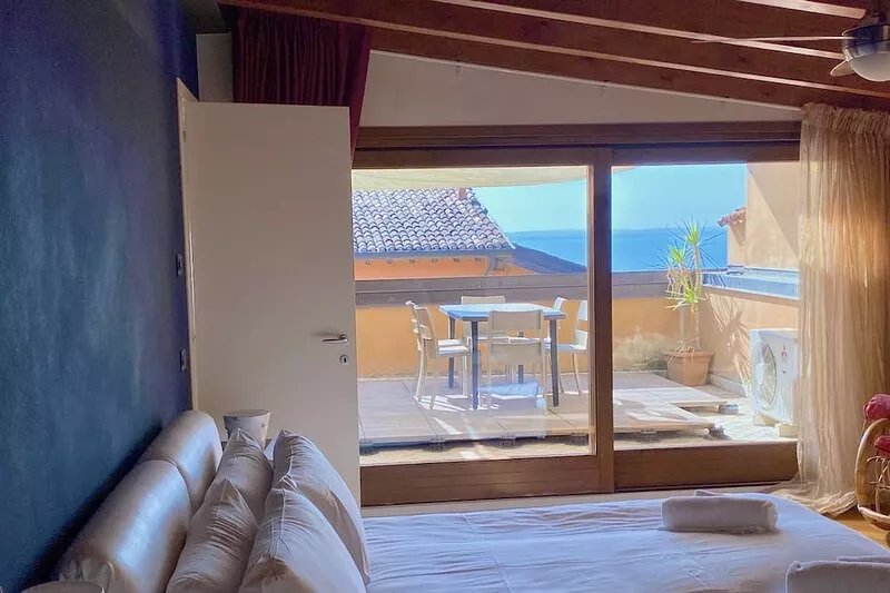 Casa Assiolo with balcony, garden and lake view