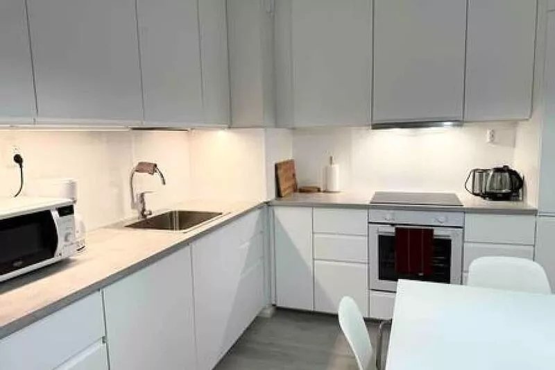 #PIHLAJISTO · Spacious 4-bedroom condo with patio, free parking