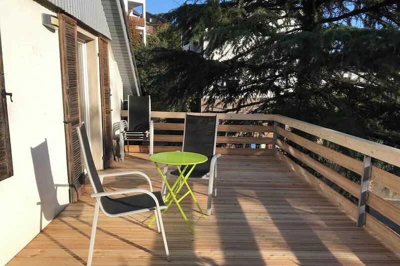 Sunny, with a 25 m2 renovated, green wooden balcony with a beautiful view.