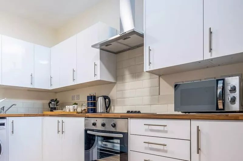 This house is a 4 bedroom(s), 2 bathrooms, located in Southampton, England.