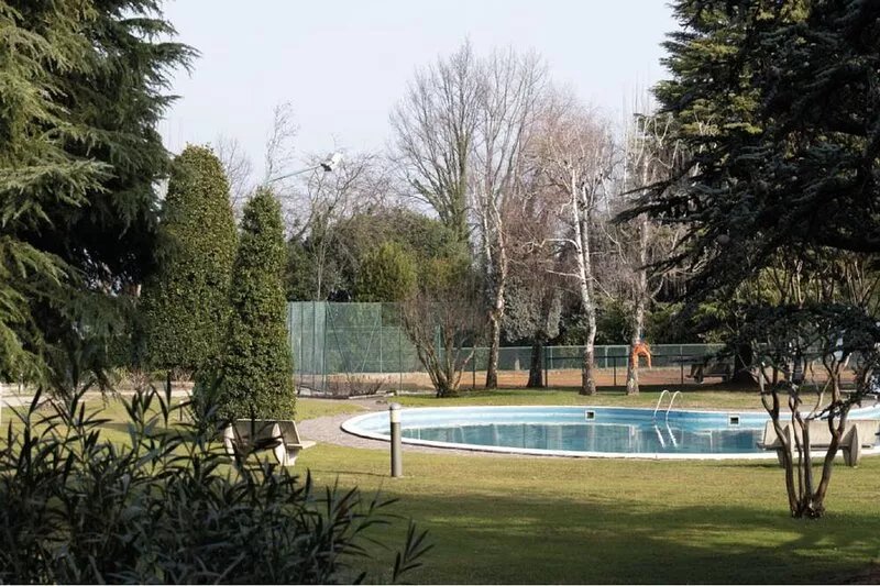 Ivory Apartment - modern lakeside apartment - private park and swimming pool