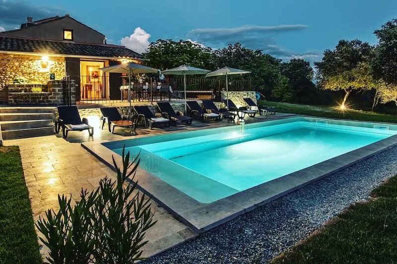 Property 8 people with swimming pool in the countryside   center of Vaison