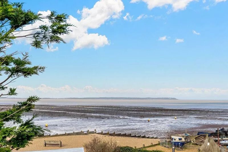 Pebblesea - Three Bedroom House, Sleeps 6