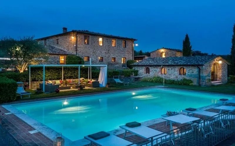 Villa la Colonna, a splendid stone farmhouse surrounded by a garden with a