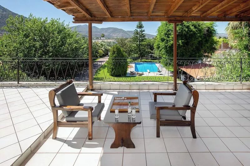 Private villa w/ large pool, walking distance from beach, near Athens