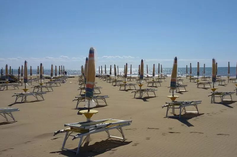 HEAD HOUSE, 400 METERS FROM THE BEACH, WITH POOL