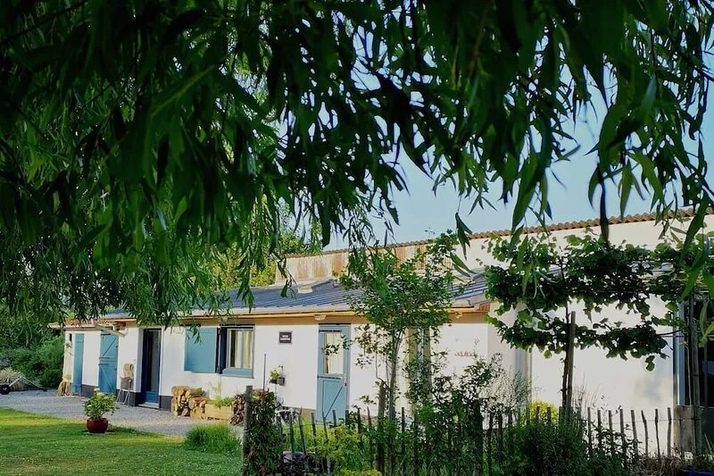 Lodging of full foot opening on big paysagé garden. Calm and Nature guaranteed.
