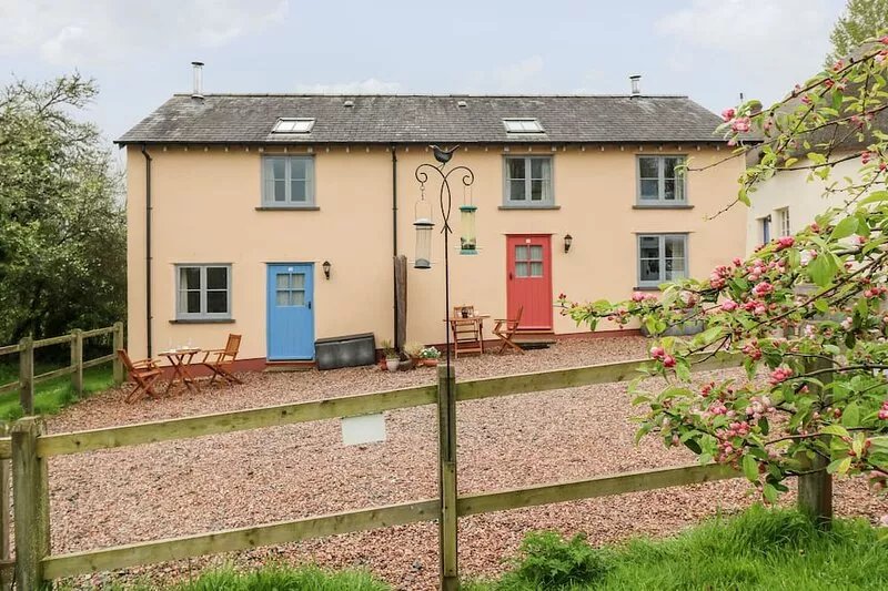 APPLE COTTAGE, family friendly, country holiday cottage in Crediton