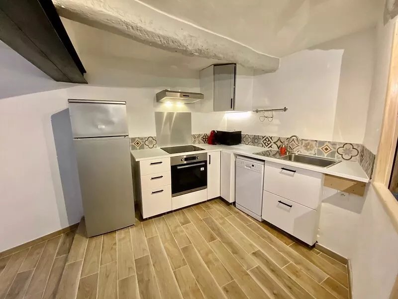 At the foot of Mont VentouxVillage centerFully renovated apartment