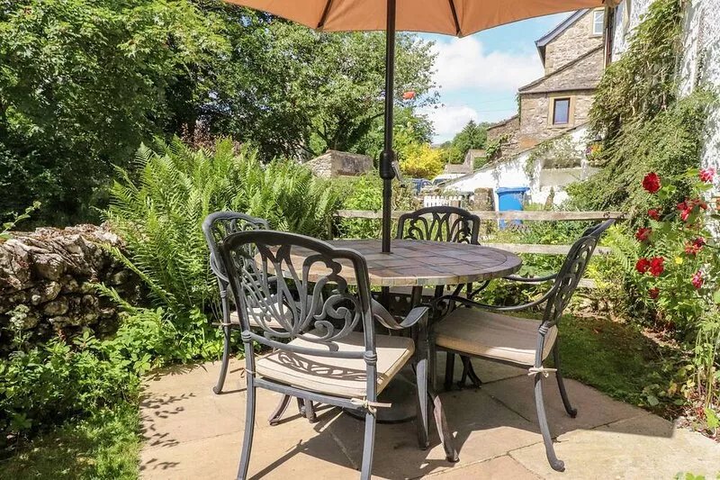 TENNANT COTTAGE, pet friendly, character holiday cottage in Malham