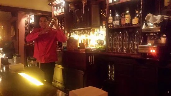Maroon-Bar
